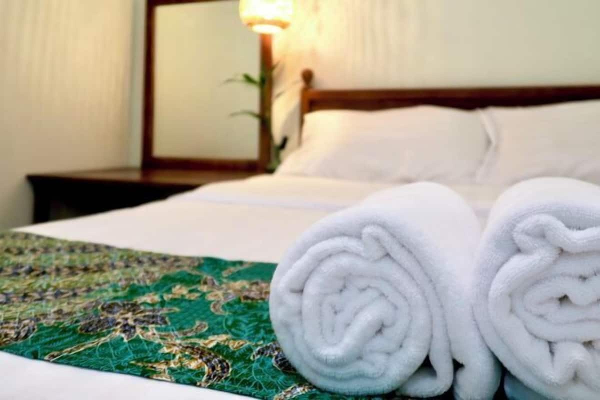 In-room safe, soundproofing, free WiFi, bed sheets