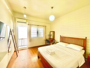 Habitación superior, baño compartido | Caja fuerte, sistema de insonorización, wifi gratis y ropa de cama