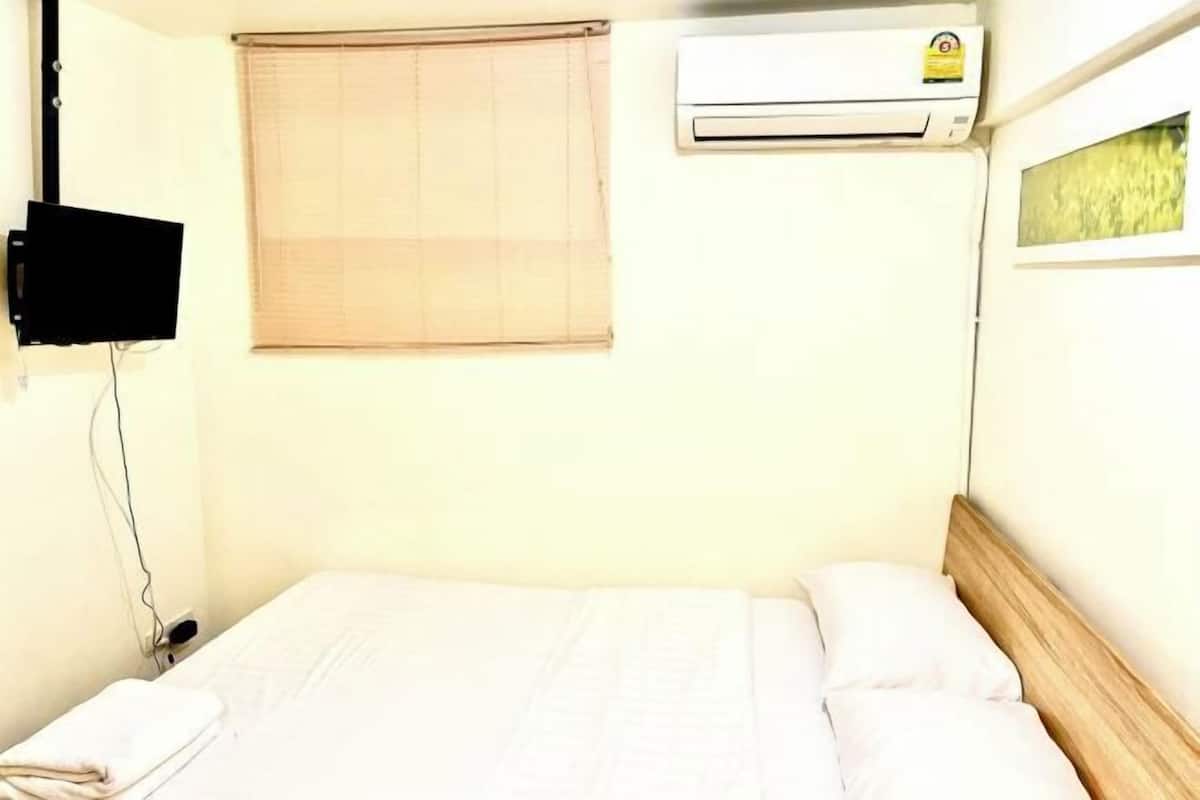 In-room safe, soundproofing, free WiFi, bed sheets