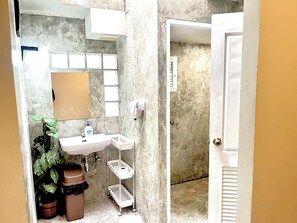 Mixed Dorm 4Beds | Baño | Ducha, artículos de higiene personal gratuitos y secador de pelo