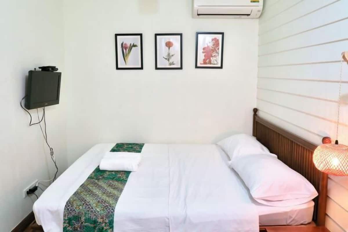 In-room safe, soundproofing, free WiFi, bed sheets