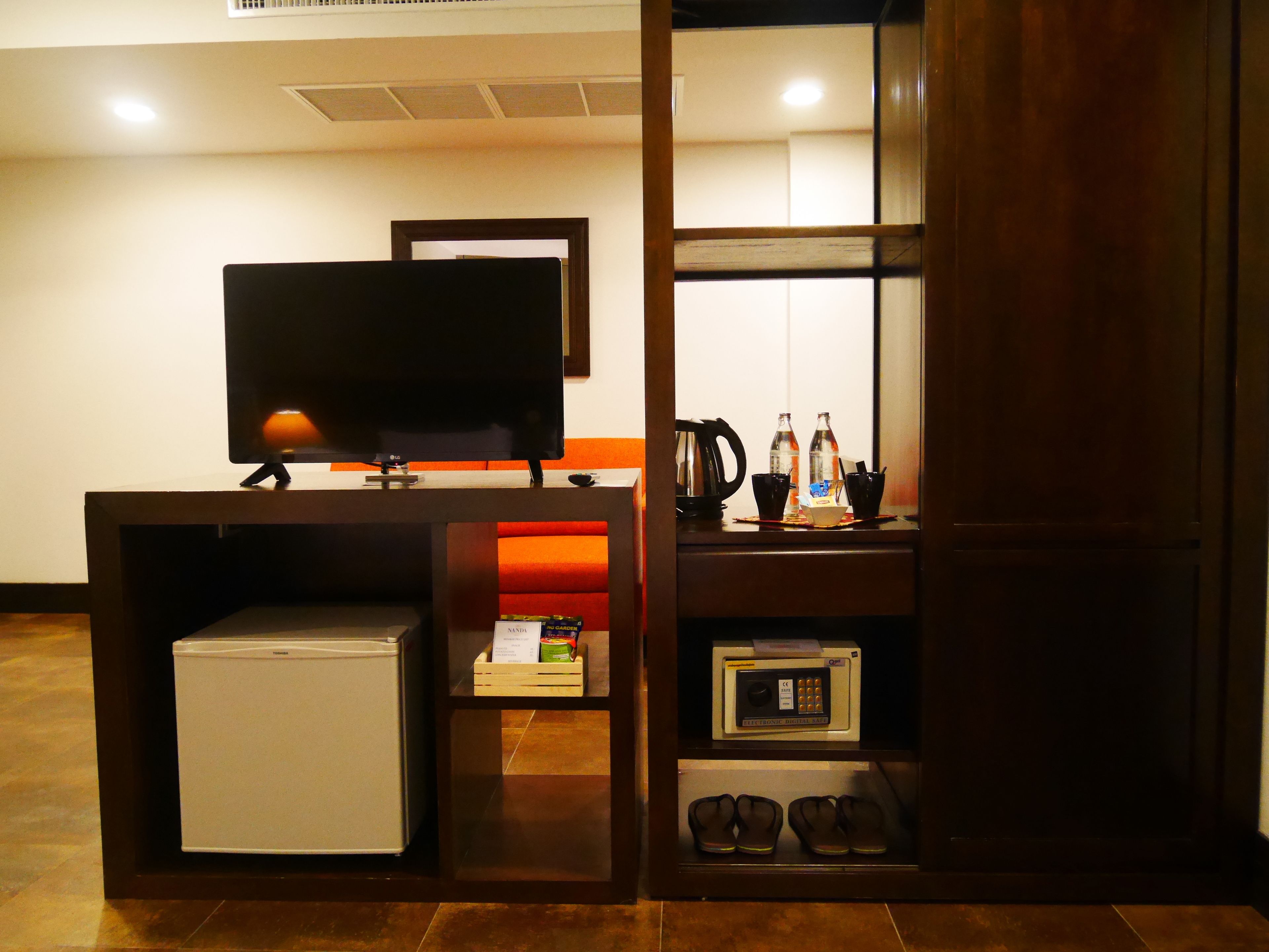 deluxe studio room | minibar, in-room safe, desk, blackout curtains