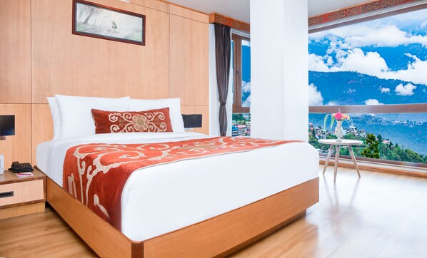 Deluxe View Room | Sängtillbehör av högsta kvalitet och värdeförvaringsskåp på rummet