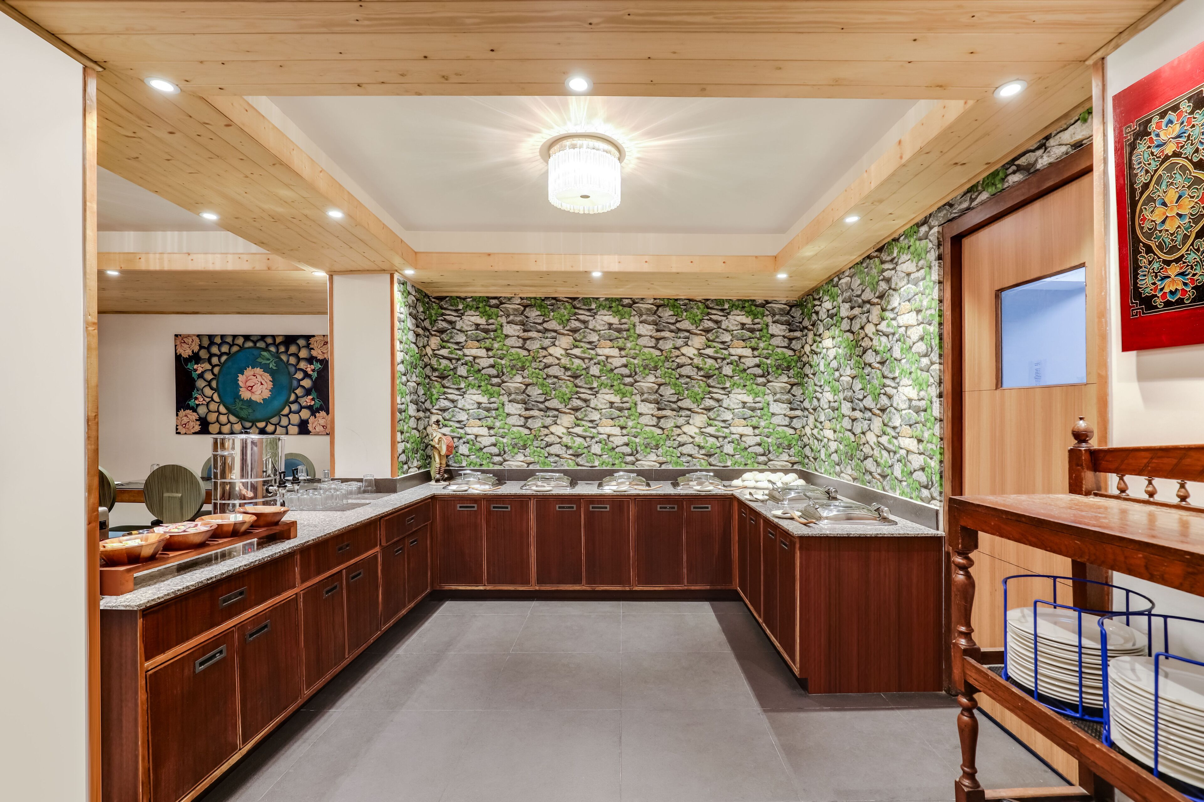 Una cocina moderna con armarios de madera, encimera de granito y salpicadero de pared de piedra.