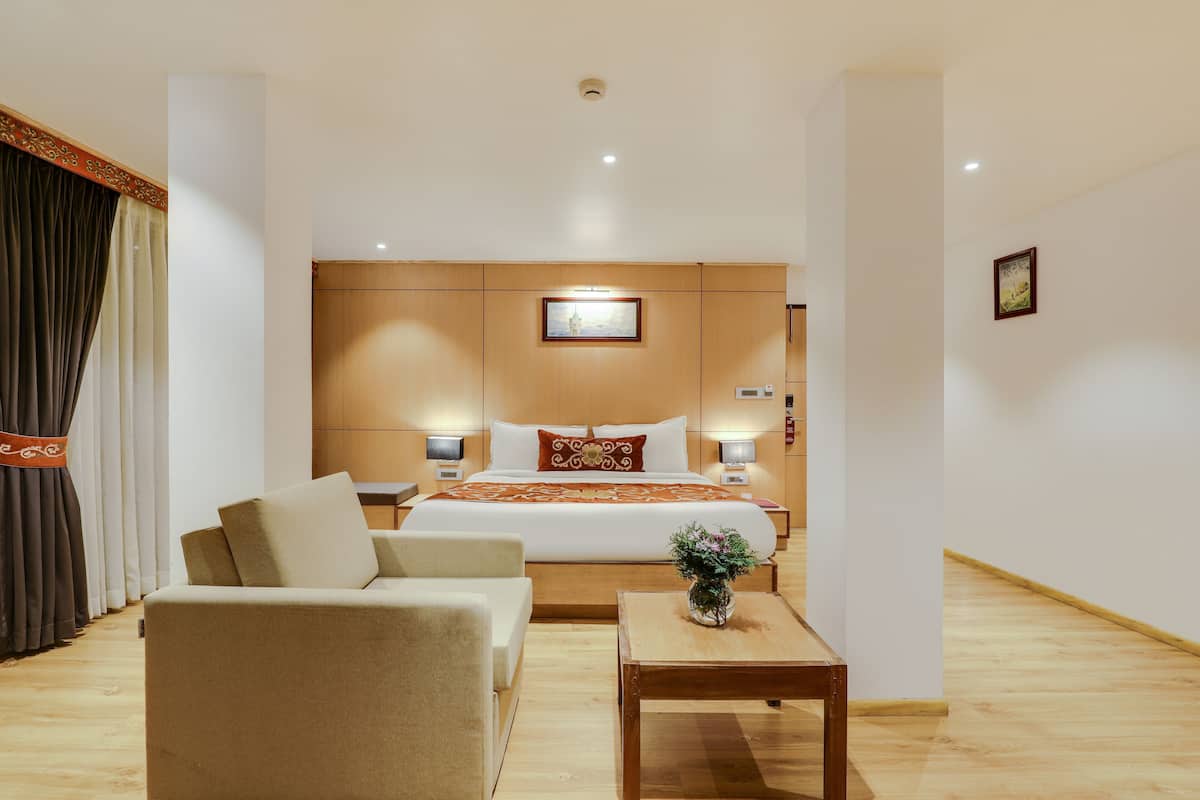 King Suite | Premium bedding, in-room safe, desk, blackout drapes