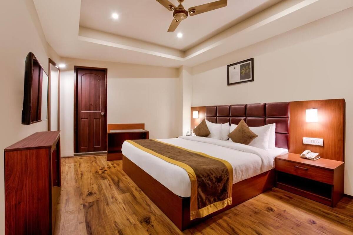 ตู้นิรภัยในห้องพัก, โต๊ะทำงาน, ผ้าม่านกันแสง, เตารีด/โต๊ะรีดผ้า