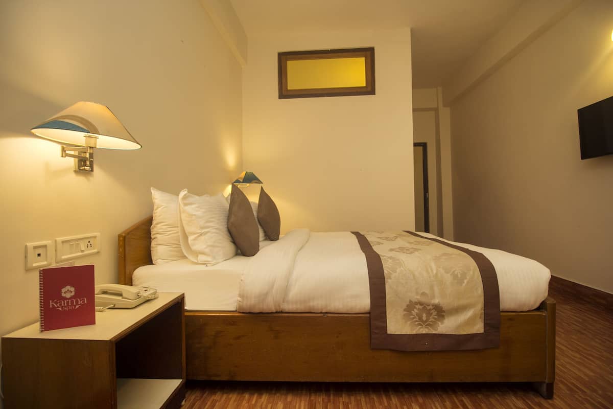 Deluxe Room, 1 Double Bed | In-room safe, desk, blackout drapes, iron/ironing board