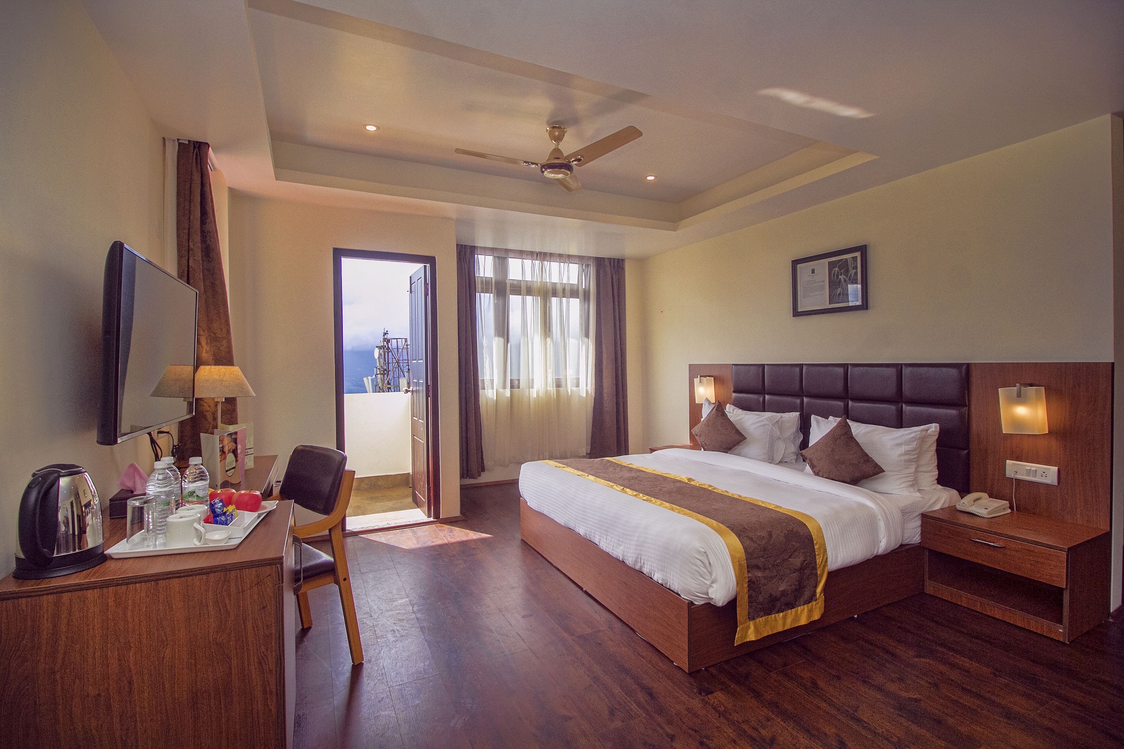 Luxury Double Room, 1 King Bed, Non Smoking, Mountain View | In-room safe, desk, blackout curtains, iron/ironing board