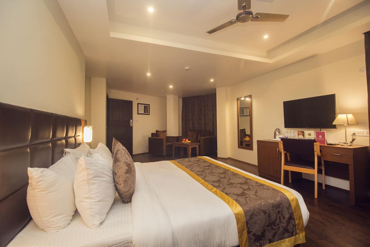Premium Room, 1 King Bed | In-room safe, desk, blackout drapes, iron/ironing board