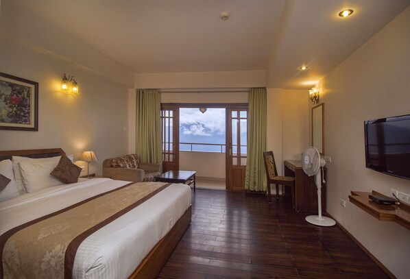 Suite, 1 Double Bed | In-room safe, desk, blackout drapes, iron/ironing board