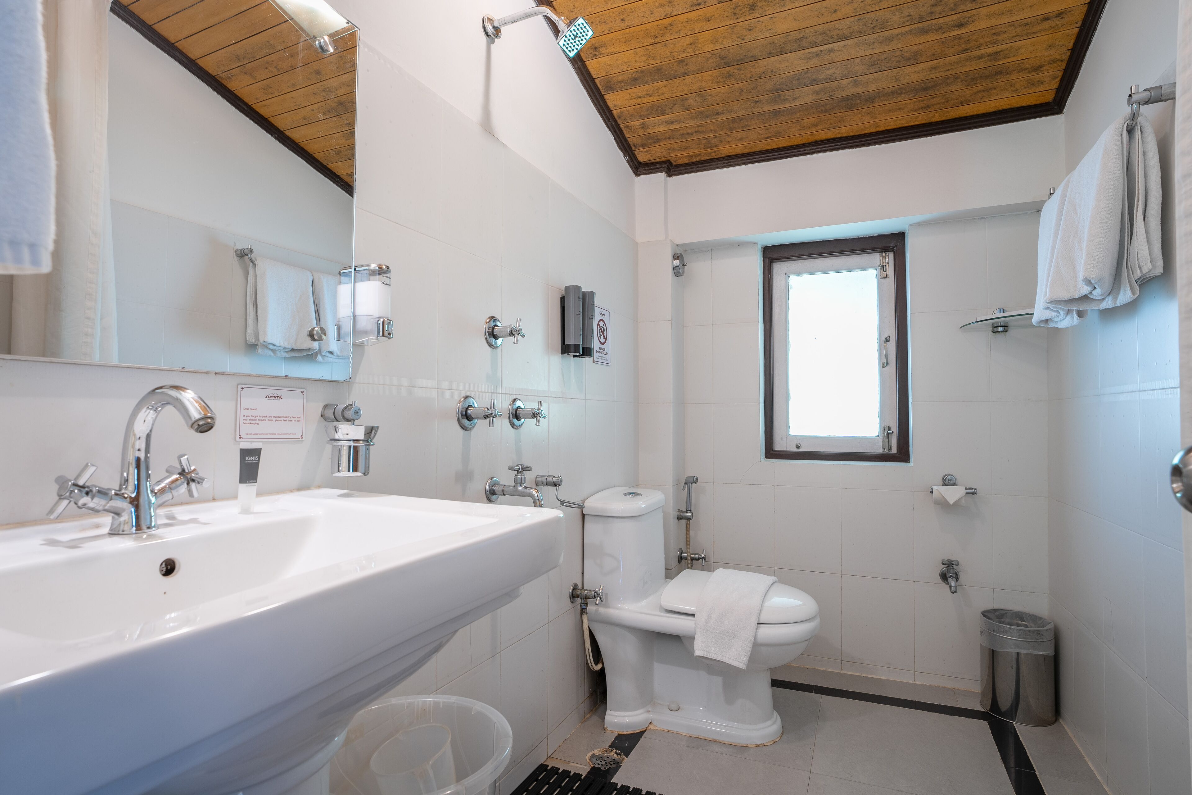 Un bagno moderno con lavandino capiente, WC e doccia.