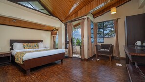 Deluxe Room with Private Balcony | Egyptian cotton sheets, premium bedding, in-room safe, desk - Summit Norling Resort & Spa (Gangtok)
