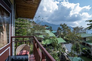 Chalet with Private Balcony | Ban công