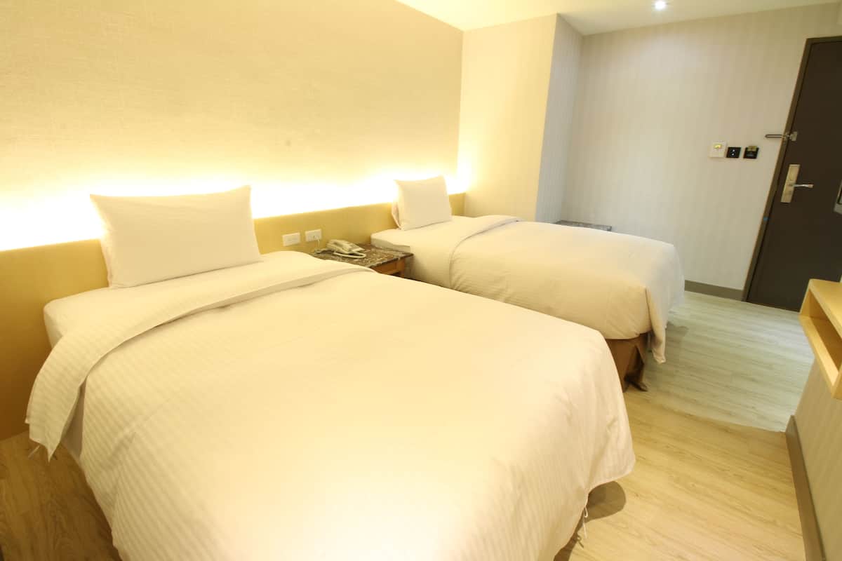 Run of House | In-room safe, desk, soundproofing, free WiFi