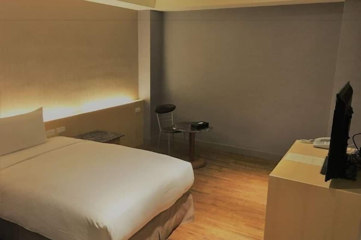 In-room safe, desk, soundproofing, free WiFi