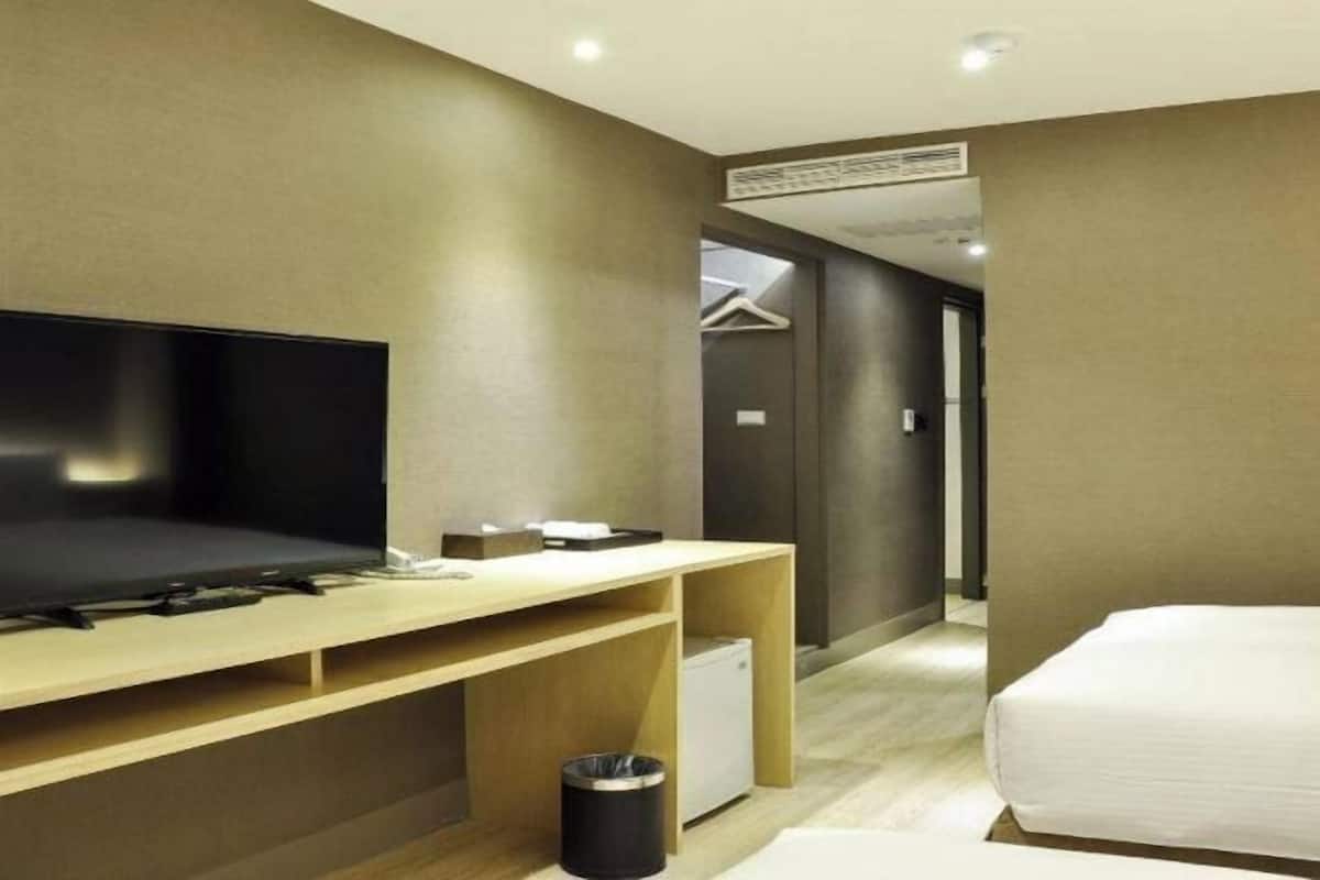 In-room safe, desk, soundproofing, free WiFi