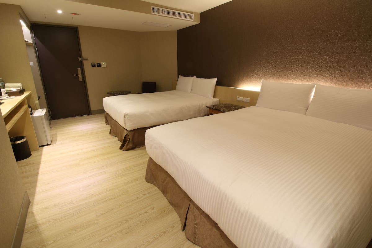 Family Quadruple Room | In-room safe, desk, soundproofing, free WiFi