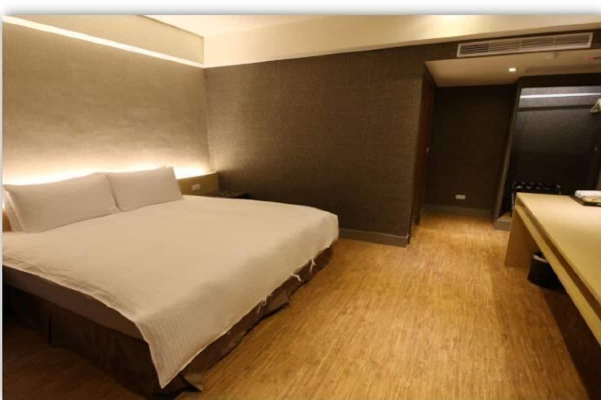 In-room safe, desk, soundproofing, free WiFi