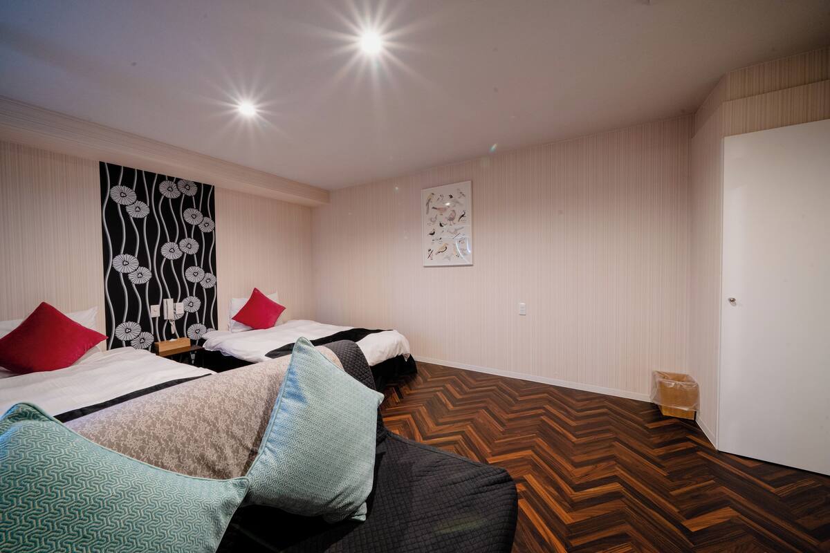 WiFi (free), bed sheets