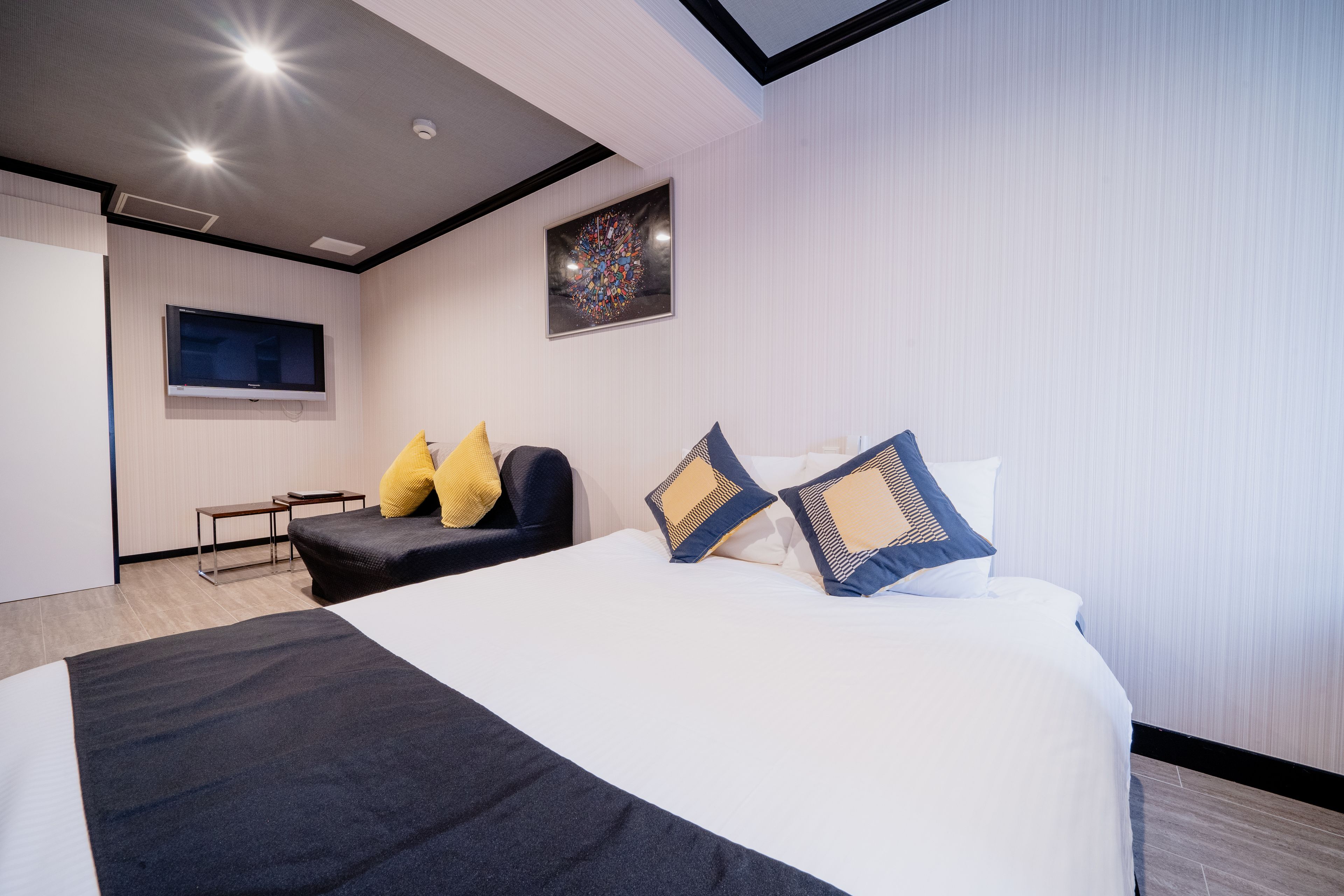 deluxe suite, 1 queen bed | free wifi, bed sheets