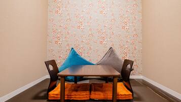 Suite Deluxe, 2 dormitoris | Sala d'estar | Televisor LCD de 32 polzades amb canals digitals i televisor