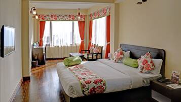 Deluxe Room with View | In-room safe, desk, blackout drapes, soundproofing