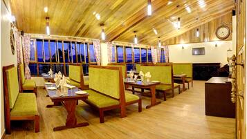 Lunch and dinner served, international cuisine