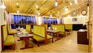 Lunch and dinner served, international cuisine