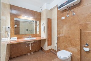 Junior Suite View Room | Bathroom | Shower, free toiletries, hair dryer, bathrobes - Summit Namnang Courtyard & Spa (Gangtok)