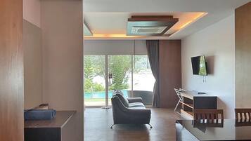 Una sala de estar moderna con un sofá, un televisor y un escritorio.