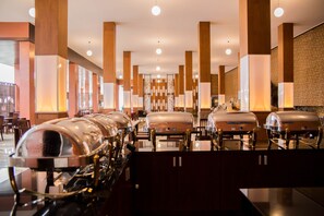 Daily buffet breakfast for a fee - Phi Phi Cliff Beach Resort (Ko Phi Phi)