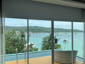 Luxury Twin Pool Sea View (3rd Floor) | Zona de estar | Televisión LCD de 42 pulgadas con canales por cable, una televisión