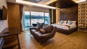 Luxury Double Pool Sea View (3rd Floor) | Seprai premium, minibar, brankas, dan tirai kedap cahaya