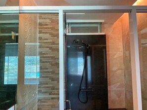 Habitació de luxe, 1 llit doble (3rd Floor) | Bany | Dutxa, articles de tocador gratuïts, assecador de cabells i barnussos 