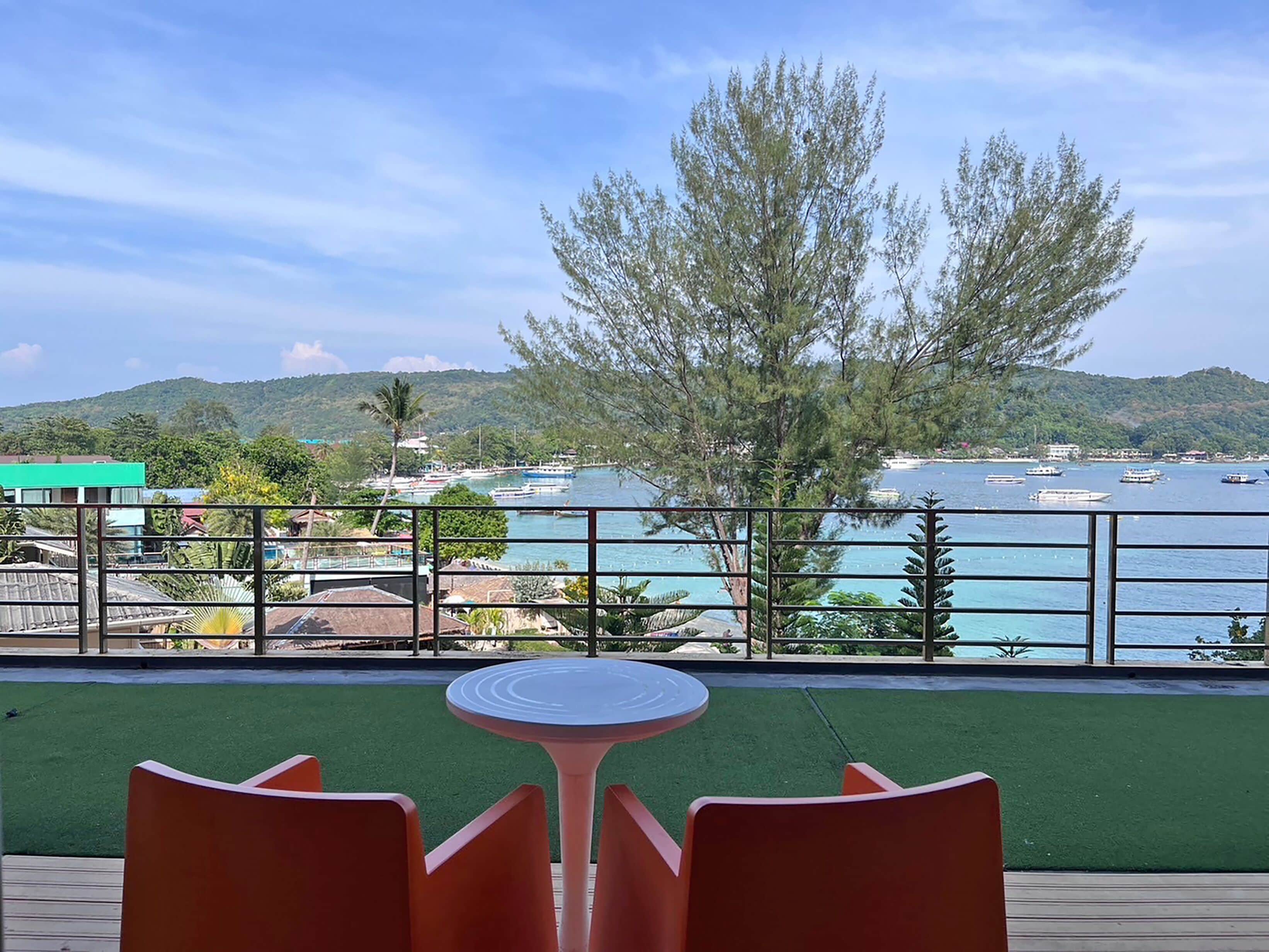 Quarto casal superluxo, vista para o mar (4th & 5th Floor) | Área de estar | TV LCD 42 polegadas com canais a cabo, TV