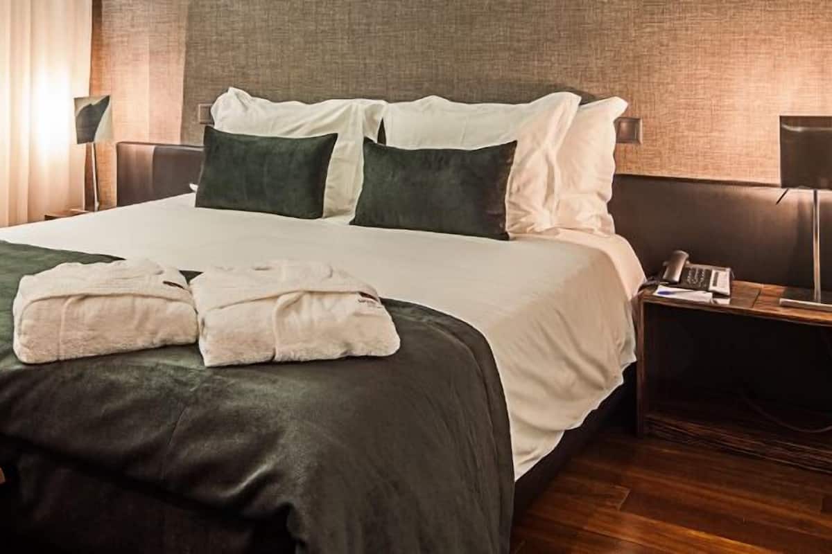 Luxe beddengoed, een minibar, een kluis op de kamer, een bureau