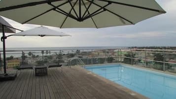 Piscina all'aperto, lettini