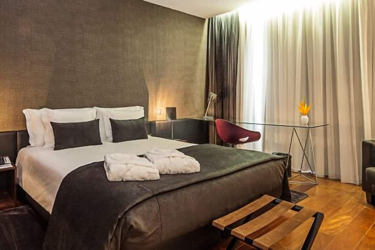 Hochwertige Bettwaren, Minibar, Zimmersafe, Schreibtisch