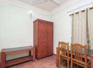 Super Deluxe Single | Living area - Shamrock (Devikolam)