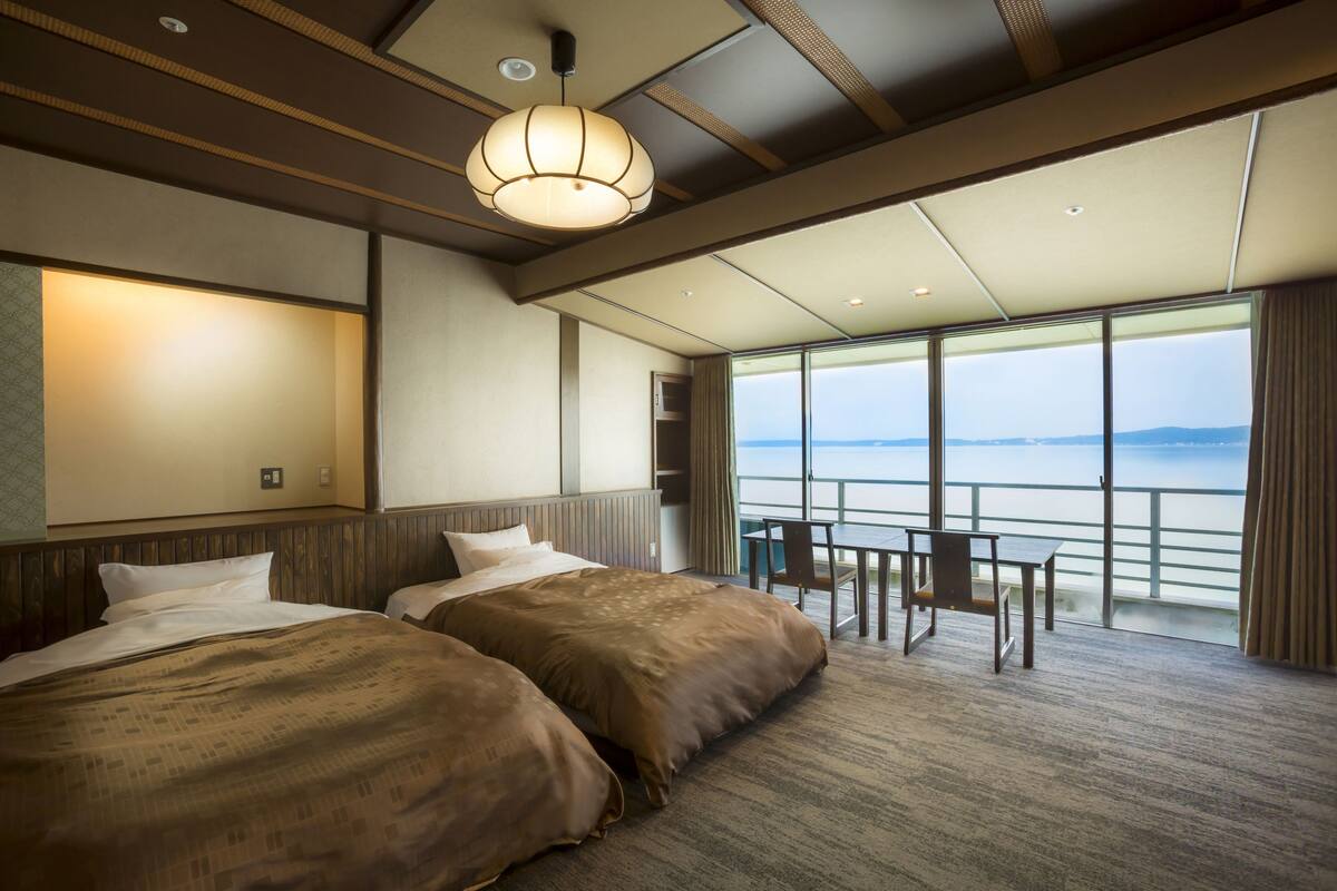 In-room safe, WiFi (free)