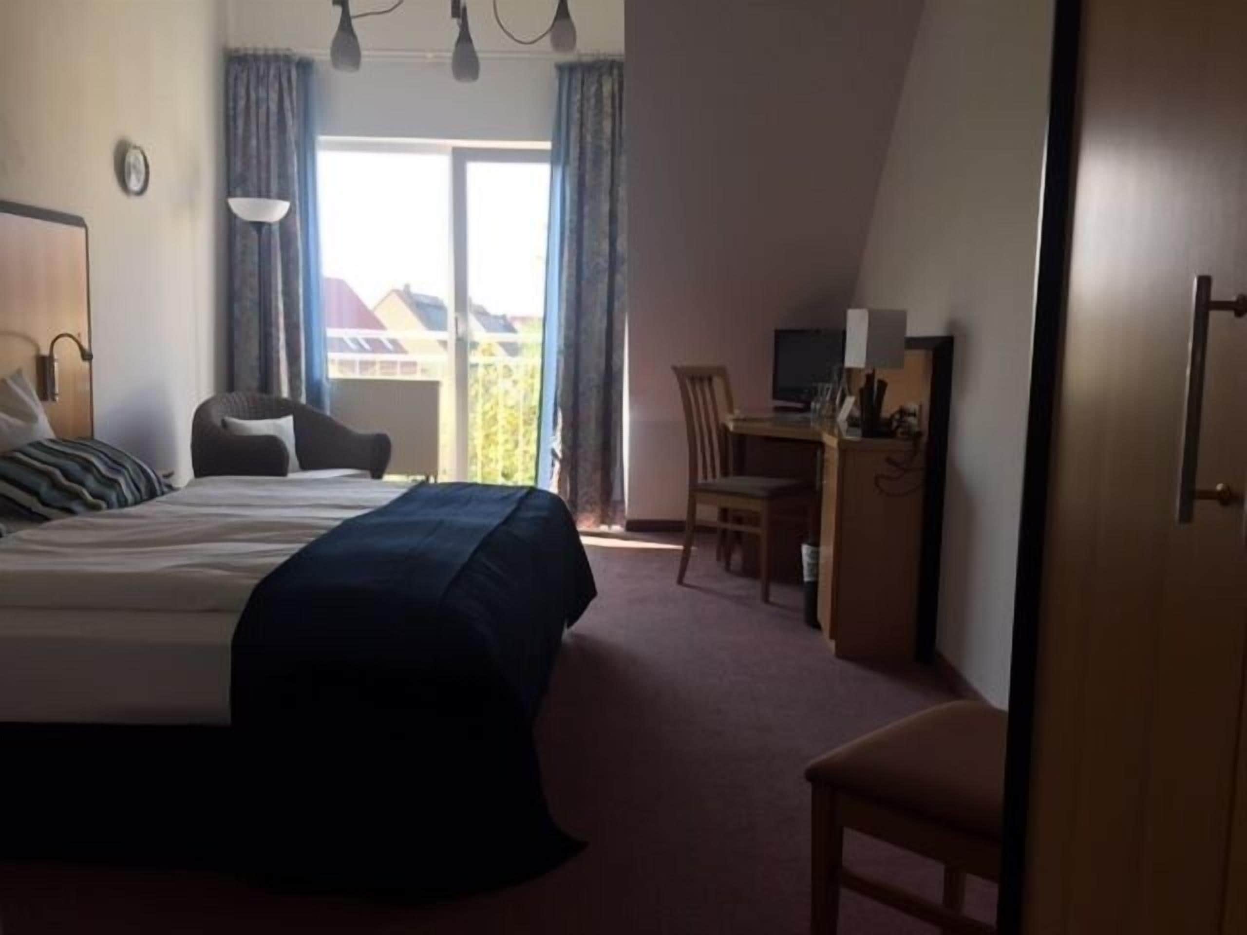 premium bedding, minibar, desk, laptop workspace