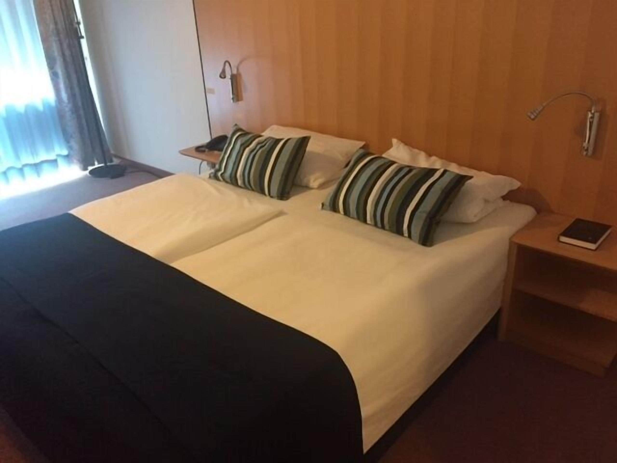 Sengetøy av topp kvalitet, minibar og skrivebord