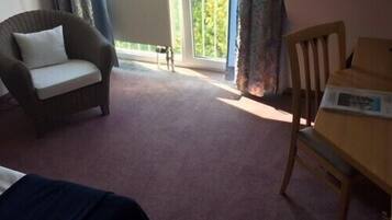 Premium-sengetøj, minibar, skrivebord