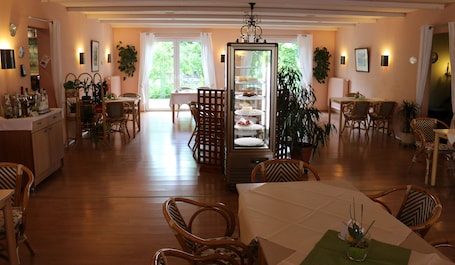 Se sirven desayunos. Hotel Torgauer Brauhof