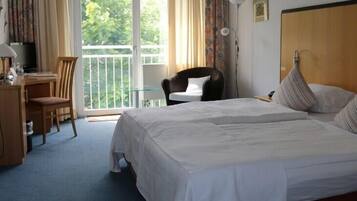 Hochwertige Bettwaren, Minibar, Schreibtisch