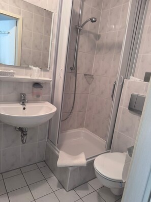 Shower, hair dryer, towels - Hotel Torgauer Brauhof (Torgau)