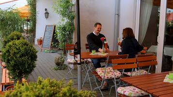 Petit-déjeuner et dîner servis sur place