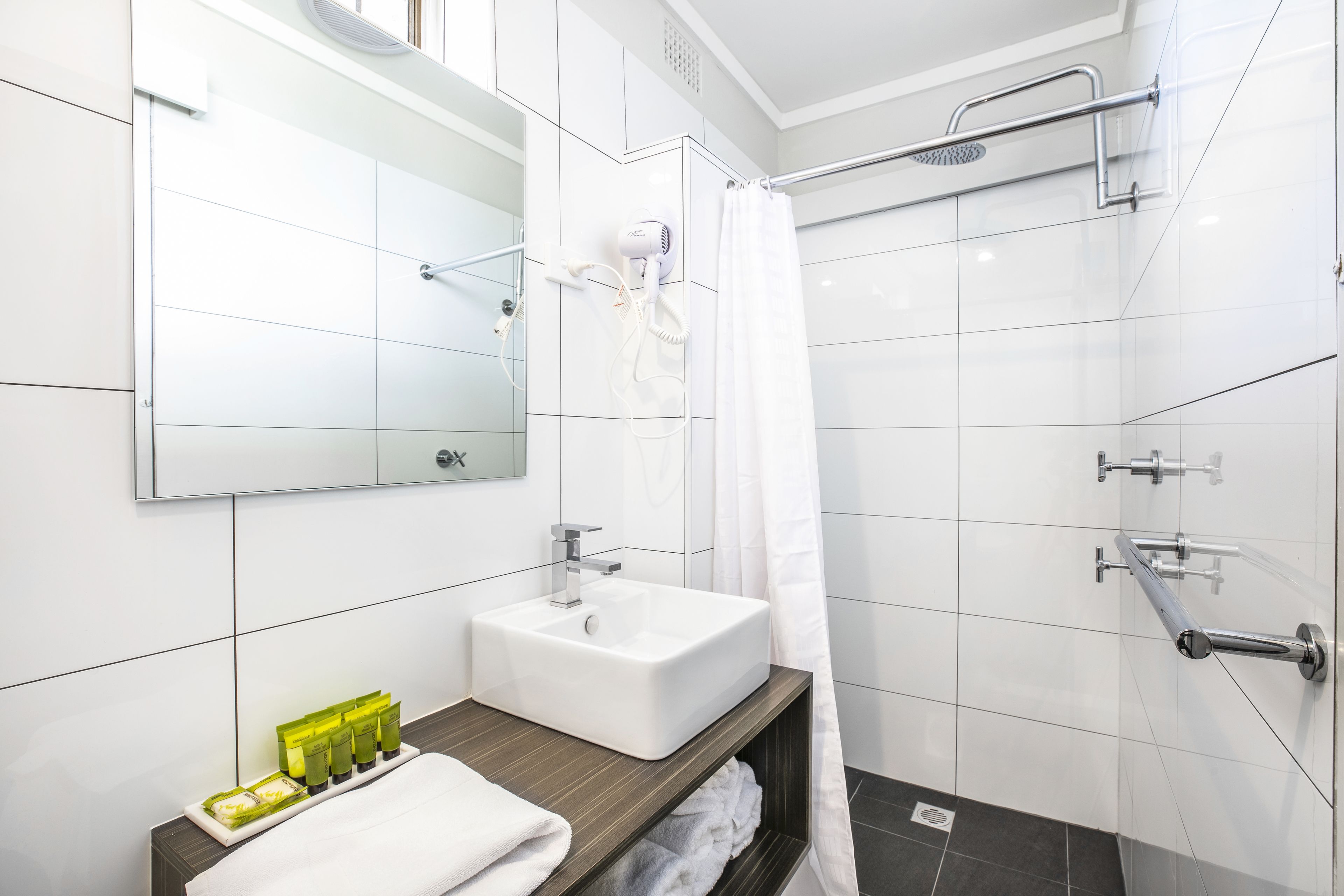 shower, rainfall showerhead, free toiletries, towels