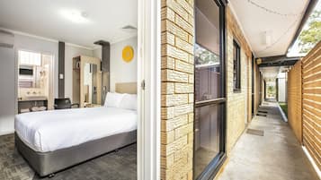 Studio, 1 Tempat Tidur Queen | Meja kerja, ruang kerja ramah laptop, dan setrika/meja setrika