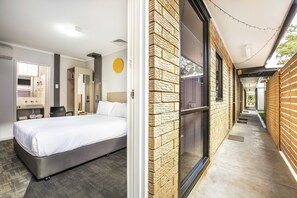 Compact Studio | Desk, laptop workspace, iron/ironing board, free WiFi - Nightcap at Jamison Hotel (South Penrith)